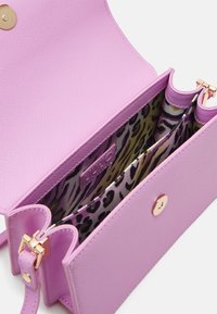Růžová crossbody taška s texturovaným povrchem, zlatými kovovými prvky a podšívkou s leopardím vzorem. Obsahuje klopu na cvok a několik přihrádek.