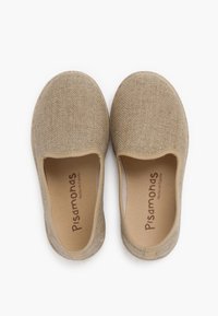 Scarpe slip-on in tela beige con punta arrotondata e pannelli laterali elasticizzati. Superficie texturizzata con solette marroni chiari e logo del marchio stampato "Pisamonas".