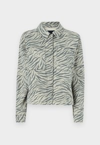 Lühike teksajakk halli ja valge triibulise zebra mustriga, millel on laia kraega, kaks rinna taskut ja pikal varrukal nööbiga mansetid.