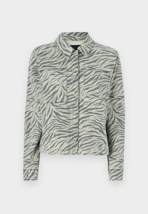 Įkirptas džinsinis švarkas su pilkai balta zebrų raštu, turintis atvirą apykaklę, dvi krūtinės kišenes ir ilgas rankoves su sagų rankogaliais.