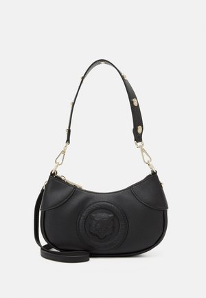 Sac à main noir en forme de croissant avec logo embossé, fermeture éclair dorée et bandoulière amovible avec boutons décoratifs dorés.