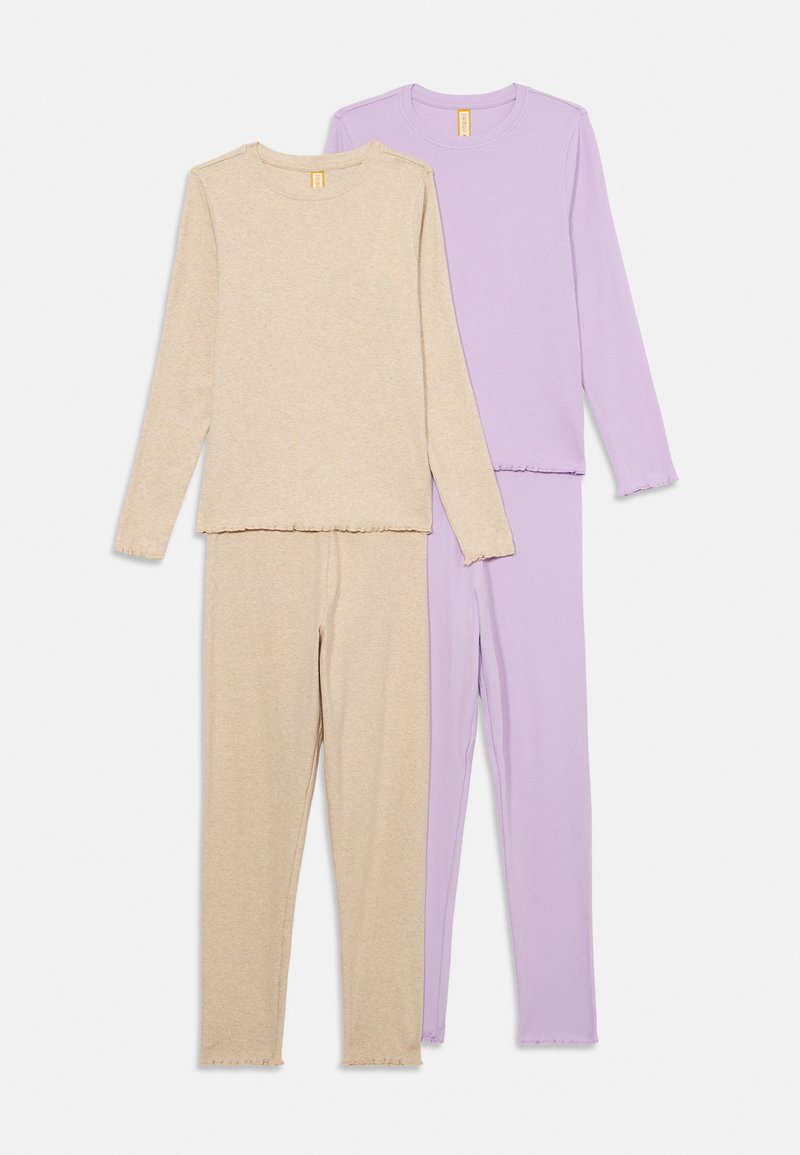 Två uppsättningar av loungekläder med långärmade toppar och byxor. Den ena uppsättningen är beige, den andra ljuslila, båda med fransade fållar och mjuk textur.