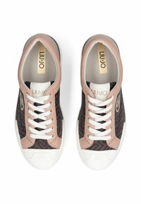 Baskets en toile marron avec accents en cuir rose, lacets blancs et semelles en caoutchouc texturées. Présentent un logo et un motif subtil.