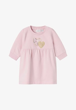 Vestido rosa de manga larga con corazones bordados; presenta una cintura fruncida y puños acanalados, hecho de suave material de algodón.