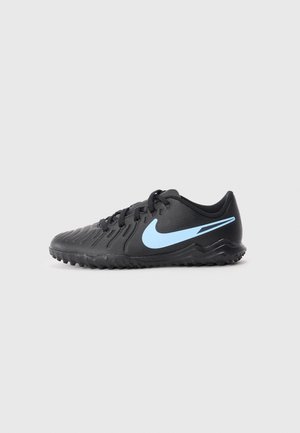 Chaussure de sport noire avec surface texturée, logo Nike bleu clair et semelle en caoutchouc pour une bonne adhérence. Présente un design à lacets et un bout arrondi.