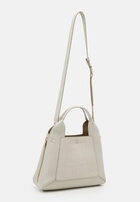 Borsa a mano in pelle beige con un pannello a motivi di coccodrillo testurizzato, doppi manici e una tracolla regolabile e staccabile. Dettagli hardware color oro.