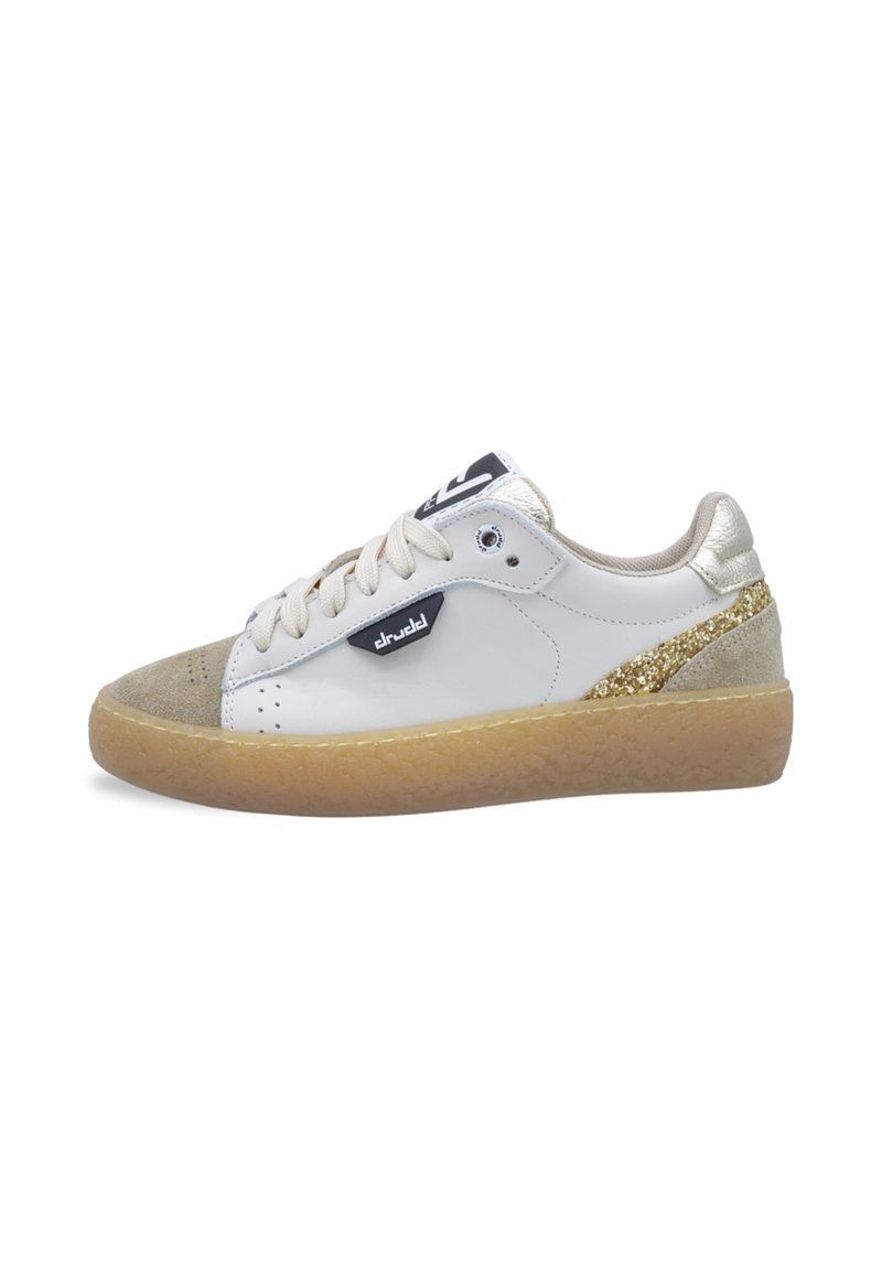 Sneaker bianco in pelle con punta in suede beige, dettaglio sul retro in glitter dorato e suola in gomma naturale. Presenta lacci crema e un logo nero.