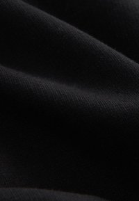 Juoda audinio medžiaga su glotnia tekstūra, pasižyminti smulkia riebeline raštuote ir subtiliu blizgesiu, krentanti minkštais klostėmis. Minkšta ir tampri medžiaga.