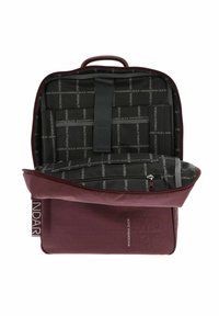 Attaché marron texturé ouvert, montrant un intérieur noir avec plusieurs poches, compartiments et une bandoulière, décoré de logos Mandarina Duck.
