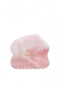 Strumento gua sha in quarzo rosa con design a bordo ondulato, superficie liscia, colore rosa pallido e logo in rilievo "CRYSTALLOVE".