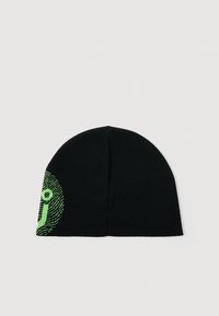 Czarna dzianinowa czapka beanie z delikatnym zielonym wzorem częściowo widocznym po lewej stronie na neutralnym tle.