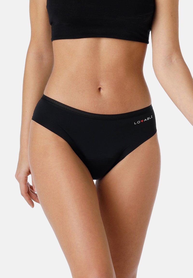 Slip bikini neri a vita bassa realizzati in tessuto morbido, con una sottile fascia elastica in vita e un piccolo logo rosso sul davanti.