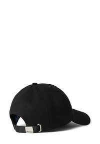 Fekete baseball sapka ívelt karimával, texturált anyaggal, állítható pánttal a hátsó részen és egy ezüst színű logós fém részlettel.