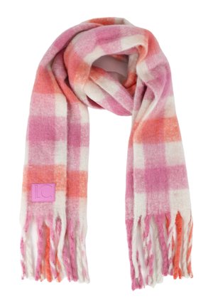 Bufanda de lana suave con patrón de cuadros en rosa, naranja y blanco y extremos con flecos, doblada en un lazo con un pequeño parche rectangular.