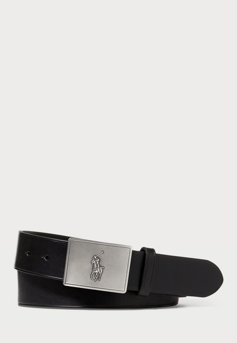 Cinto de couro preto com uma fivela retangular em metal prateado apresentando um logótipo em relevo de jogador de polo. Textura suave e design clássico.
