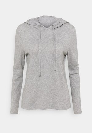 Sudadera gris de manga larga hecha de una tela suave, que cuenta con una capucha con cordón, un corte relajado y un bajo recto. Sin patrones o acentos adicionales.