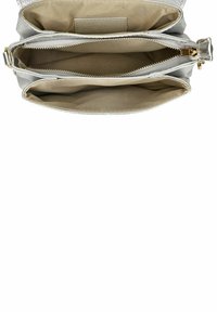 Borsa a spalla in pelle argentata con tre compartimenti, texture liscia, chiusure a zip e interne di un beige chiaro. Etichetta in pelle genuina visibile.