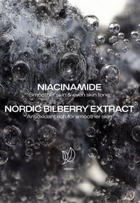 Gros plan de myrtilles noires couvertes de gouttelettes d'eau avec un texte mettant en avant les bienfaits de la niacinamide et de l'extrait de myrtille nordique pour la peau.
