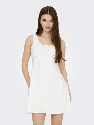 Weißes ärmelloses Kleid mit tailliertem Oberteil, Bindegürtel und Lochmuster. Ausgestellte Form mit seitlichen Taschen und weichem, leichtem Stoff.