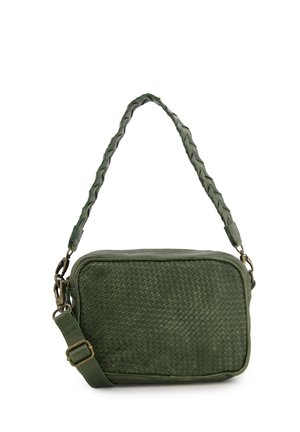 Grüne geflochtene Leder-Crossbody-Tasche mit rechteckiger Form, geflochtener Tragegurt und kontrastierenden Metallbeschlägen. Strukturiertes Oberflächenmuster.