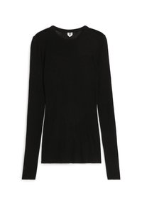 Schwarzes, eng anliegendes Langarmshirt mit Rundhalsausschnitt und gerippter Textur, flach auf weißem Hintergrund präsentiert.