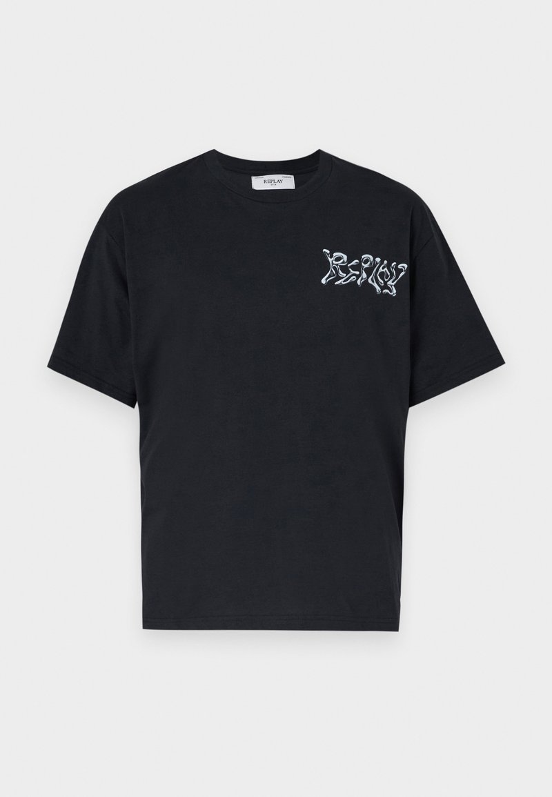 Camiseta de algodón negra con cuello redondo, mangas cortas y un logotipo gráfico blanco en el pecho izquierdo. Textura suave, corte relajado.