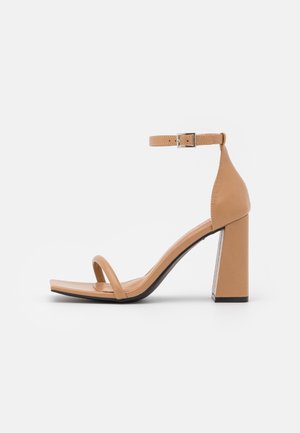 Rubi Shoes by Cotton On Wide Fit WIDE FIT QUINN BLOCK  - Sandálias de salto alto - camel