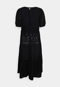 Robe noire avec des manches courtes bouffantes, des motifs découpés et un design à volants. Présente un dos en trou de serrure et un tissu texturé.