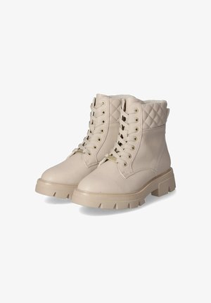 Beige læder ankelstøvler med en quiltet top, snørebånd foran, kraftig sål og guldfarvede øjet til snørebånd. Robust tekstur og holdbart design.