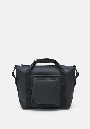Borsa nera sintetica di forma rettangolare, con manici superiori, tracolla regolabile e una tasca frontale con zip. Texture liscia e design minimal.