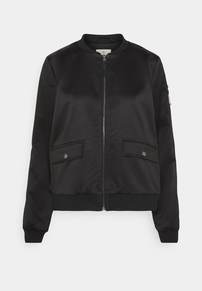 Veste bomber noire avec fermeture éclair frontale, deux poches à rabat avec boutons-pression, col, poignets et ourlet côtelés, et une poche zippée sur la manche gauche.