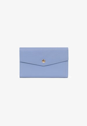 Portefeuille en cuir bleu clair avec une finition texturée, doté d'une fermeture à bouton doré et d'un design de rabat style enveloppe.