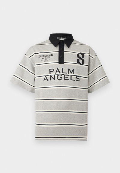 Γκρι και λευκό ριγέ πόλο με κοντά μανίκια, μαύρο γιακά, μαύρα κουμπιά και το κείμενο και λογότυπο "PALM ANGELS" στο μπροστινό μέρος.
