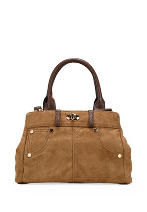 Bolso de ante marrón con asas de cuero marrón oscuro, bolsillos delanteros y cierre con broche giratorio en tono dorado.