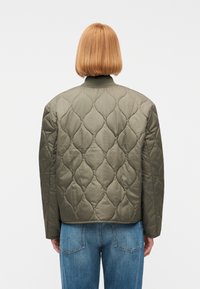 Guess Jeans QUILTED PUFFER JACKET - Bombera - olive light green