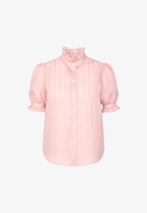 Blouse rose clair transparente à rayures verticales, col montant à volants, manches courtes bouffantes, boutons sur le devant et poignets à volants.