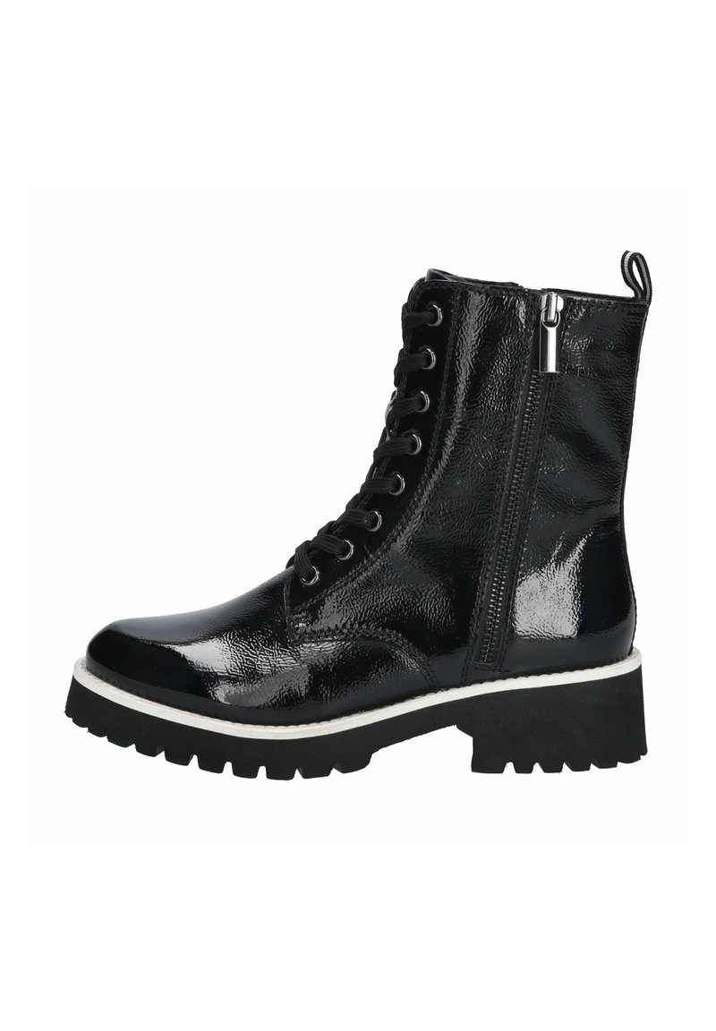 Czarne lakierowane botki za kostkę z sznurowanym przodem, bocznym zamkiem błyskawicznym i grubą czarną gumową podeszwą z białym akcentującym paskiem.