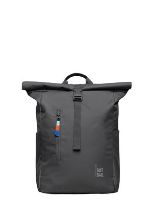 Sort rygsæk med rulletop, frontlomme med lodret lynlås, flerfarvet lynlåstrækker, topgreb og "GOT BAG"-logo nederst til højre.