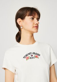 Tommy Jeans FLORAL FLAG - Printtipaita - ancient white