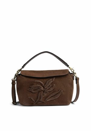 Sac à main en daim marron avec poignée supérieure et bandoulière amovible, avec un motif de feuille texturé sur le devant et une fermeture à rabat pliant.