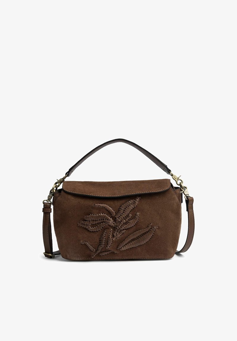Sac à main en daim marron avec poignée supérieure et bandoulière amovible, avec un motif de feuille texturé sur le devant et une fermeture à rabat pliant.