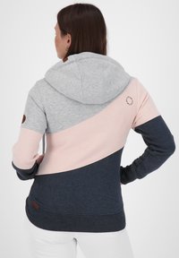 Felpa con cappuccio a blocchi di colore in grigio, rosa e blu navy. Presenta un cappuccio, polsini e orlo a coste, con un piccolo logo sulla parte superiore della schiena. Texture morbida.