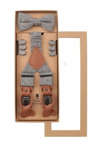 Graue Fischgrät-Träger mit braunen Lederakzenten, passendem Fliegenbinder und sechs grauen Knopfclips in einer braunen Kartonbox.