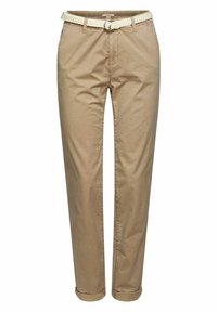 Beige casual broek met een opgerolde zoom en een witte gevlochten riem met een zilveren gesp.