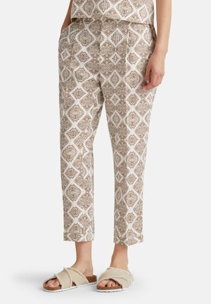 Witte met patronen broek met een bruine ruitdesign, voorzien van zijzakken en een cropped snit, gecombineerd met beige instappers.