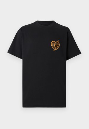 Μαύρο T-shirt με κοντά μανίκια, με μικρό πορτοκαλί λογότυπο σε σχήμα καρδιάς και την επιγραφή «Dickies» στην αριστερή πλευρά του στήθους.