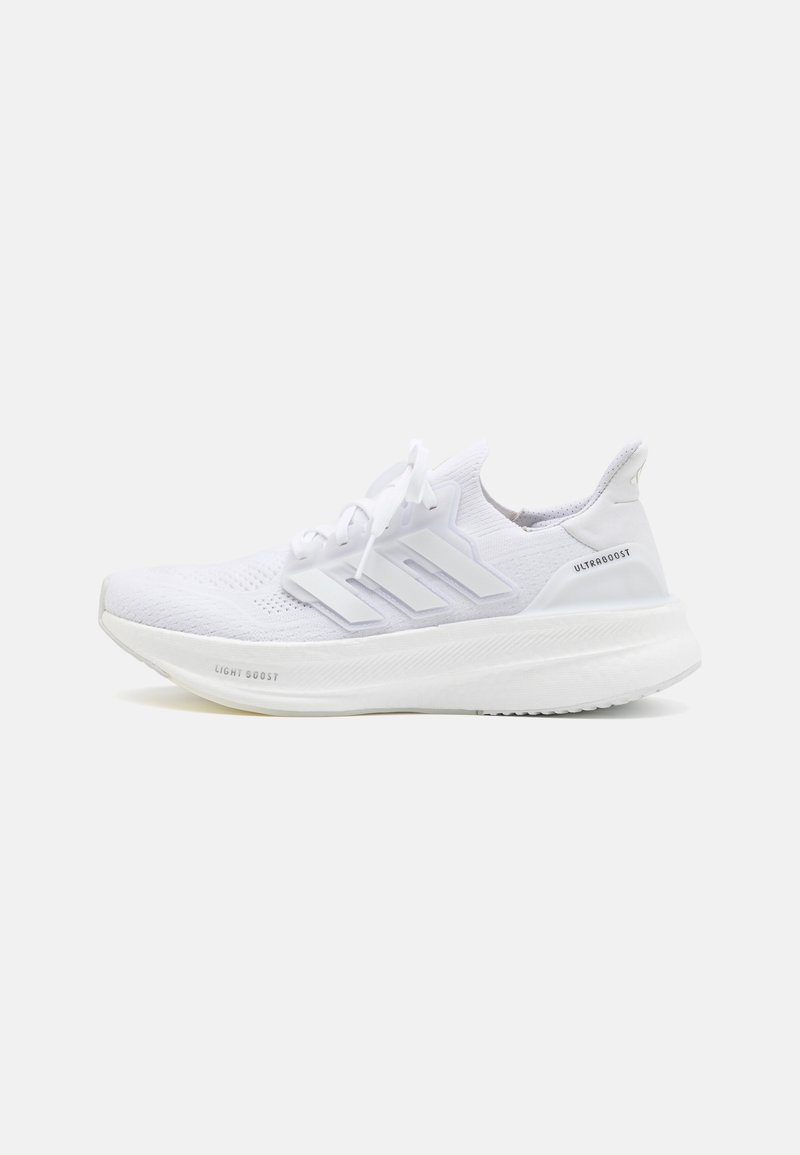 Zapatilla de running blanca con un upper de punto texturizado, logo de tres rayas diagonales y suela de amortiguación característica etiquetada como “Light Boost.”