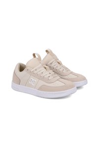 Beige sneakers med en slät överdel i läder och mocka, vit gummisula och en vit logotyp på sidan. Har rund snörning och perforerat mönster.