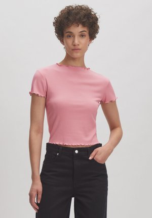 Rosa gerippter Crop-Top mit kurzen Ärmeln und gewellten Kanten, kombiniert mit hochgeschnittenen schwarzen Hosen. Glatte Textur, enganliegendes Design.
