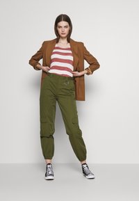 Vero Moda VMWIDE STRIPE  - T-shirt estampada - marsala/snow white